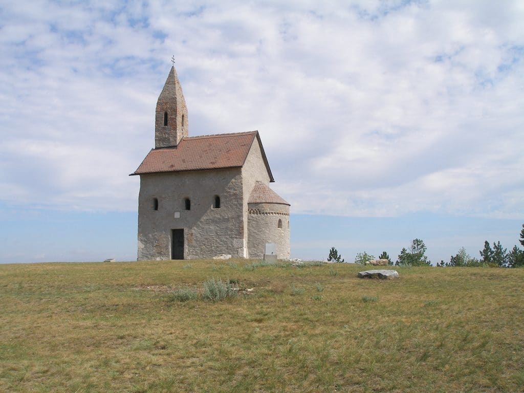 Románsky kostolík v Drážovciach pri Nitre